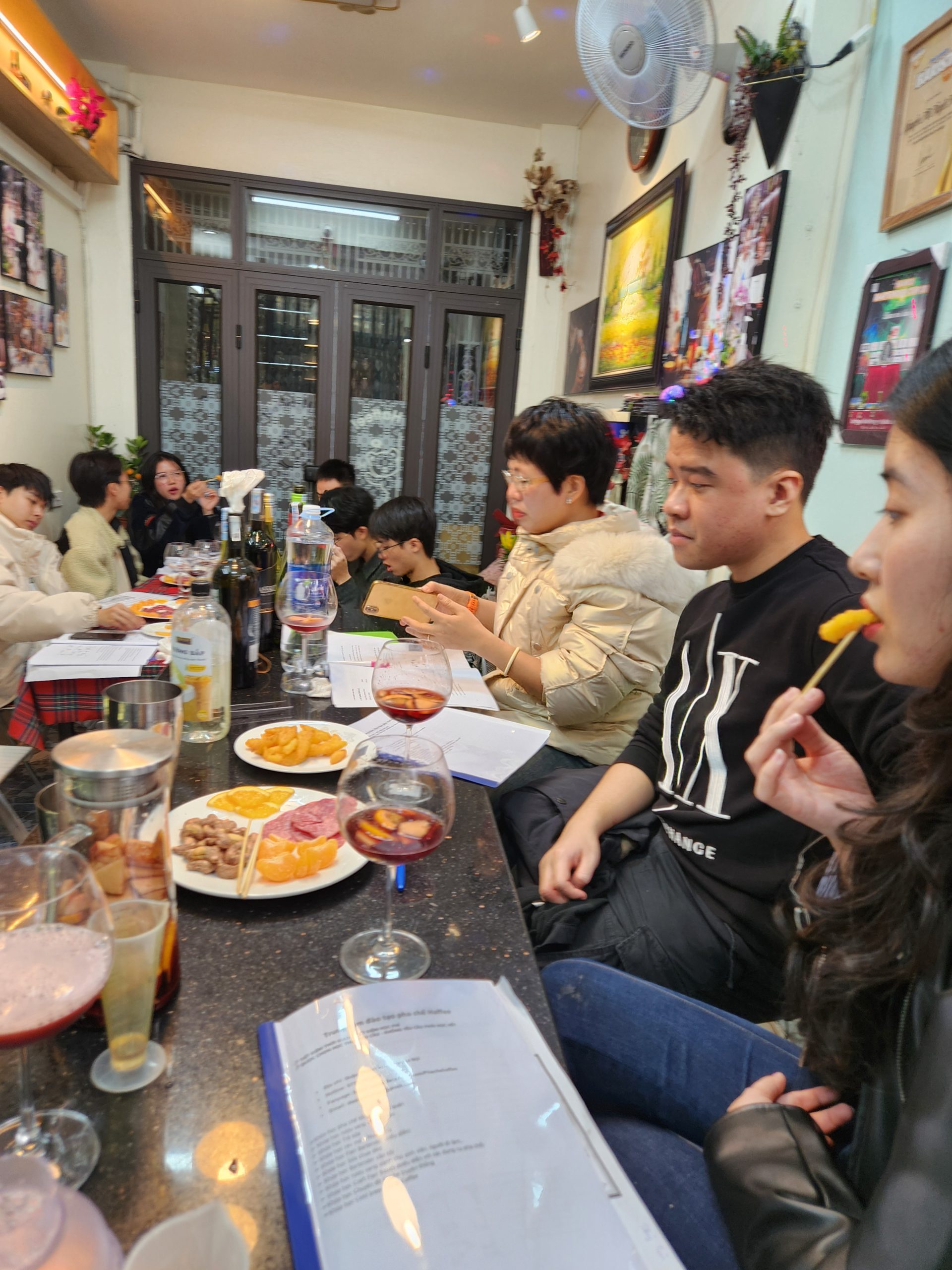 Hiện nay, nhiều bạn trẻ quan tâm đến các khóa học bartender khi nhận thấy cơ hội việc làm lớn từ nghề này
