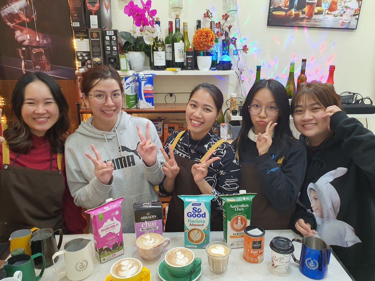 các bạn hoàn thành bài thi pha latte của mình