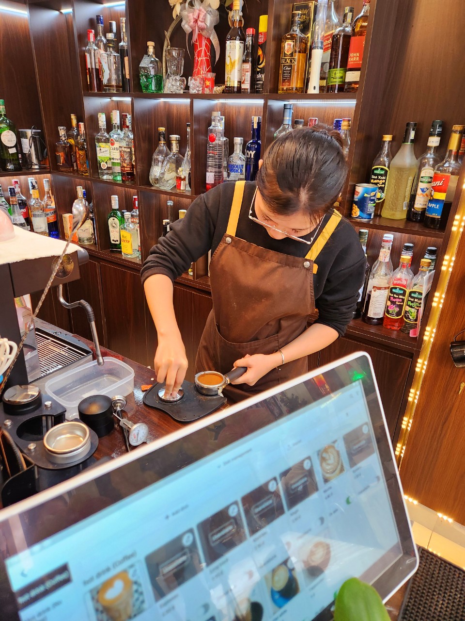 Barista du học sinh đi new zealand với bài cách chiết xuất cà phê