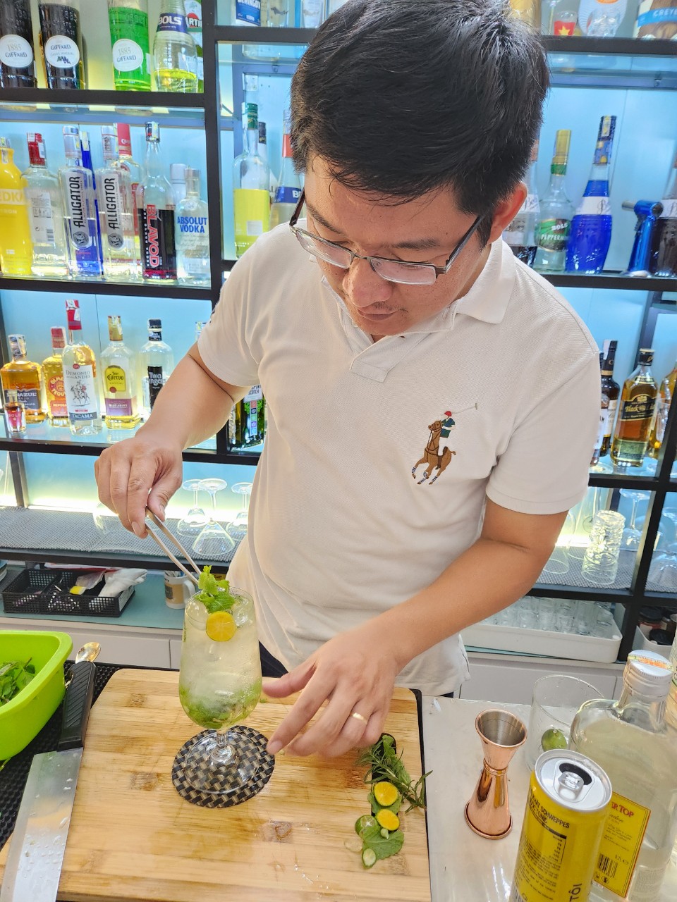 pha cocktail mojito với bạn du học sinh visa 500 ở Darwin