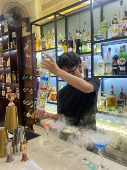Biểu diễn cocktail khói của các bạn du học sinh - khóa Học pha chế tại hà nội