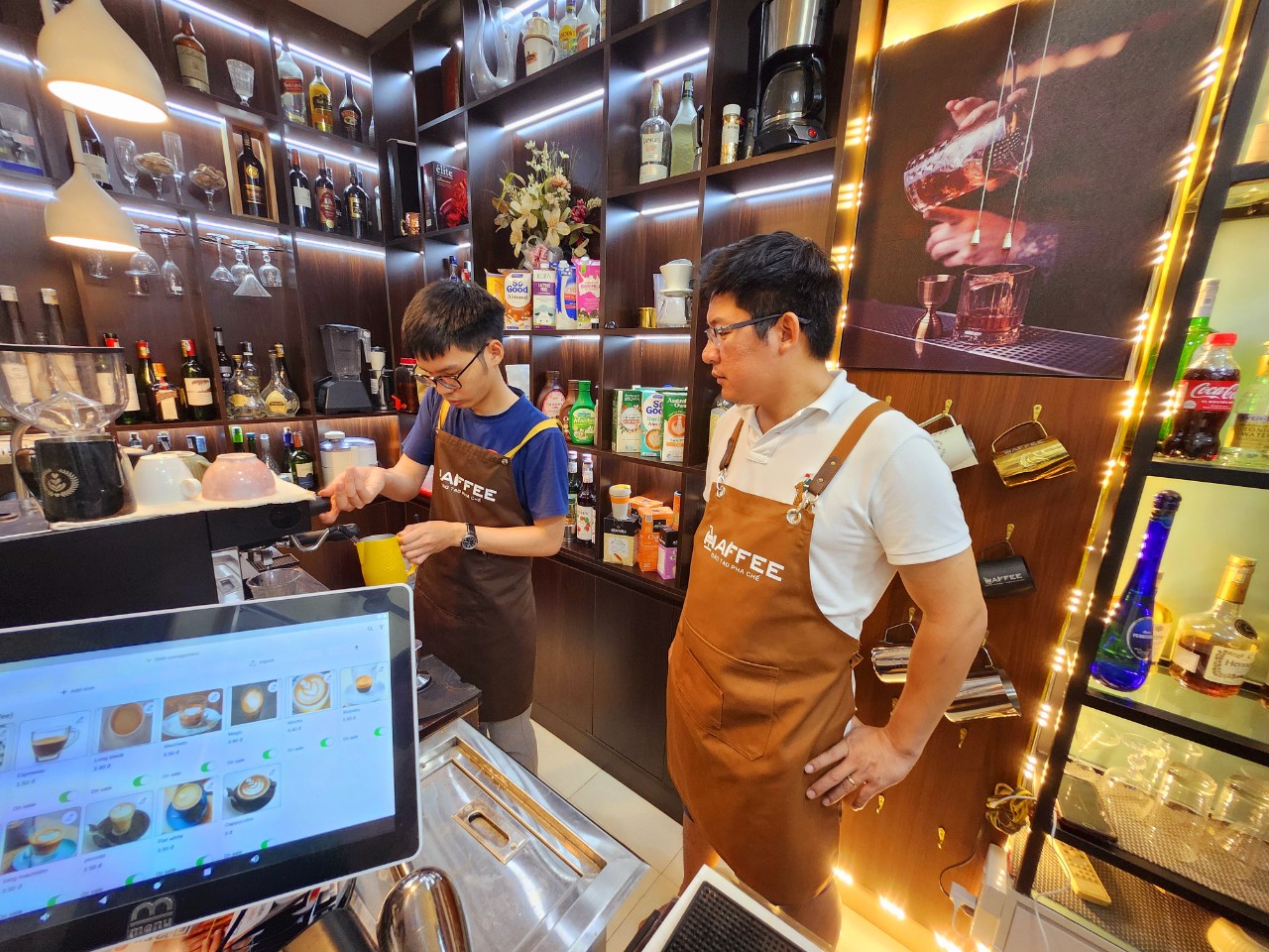 thực hành đánh sữa đổ hình latte art