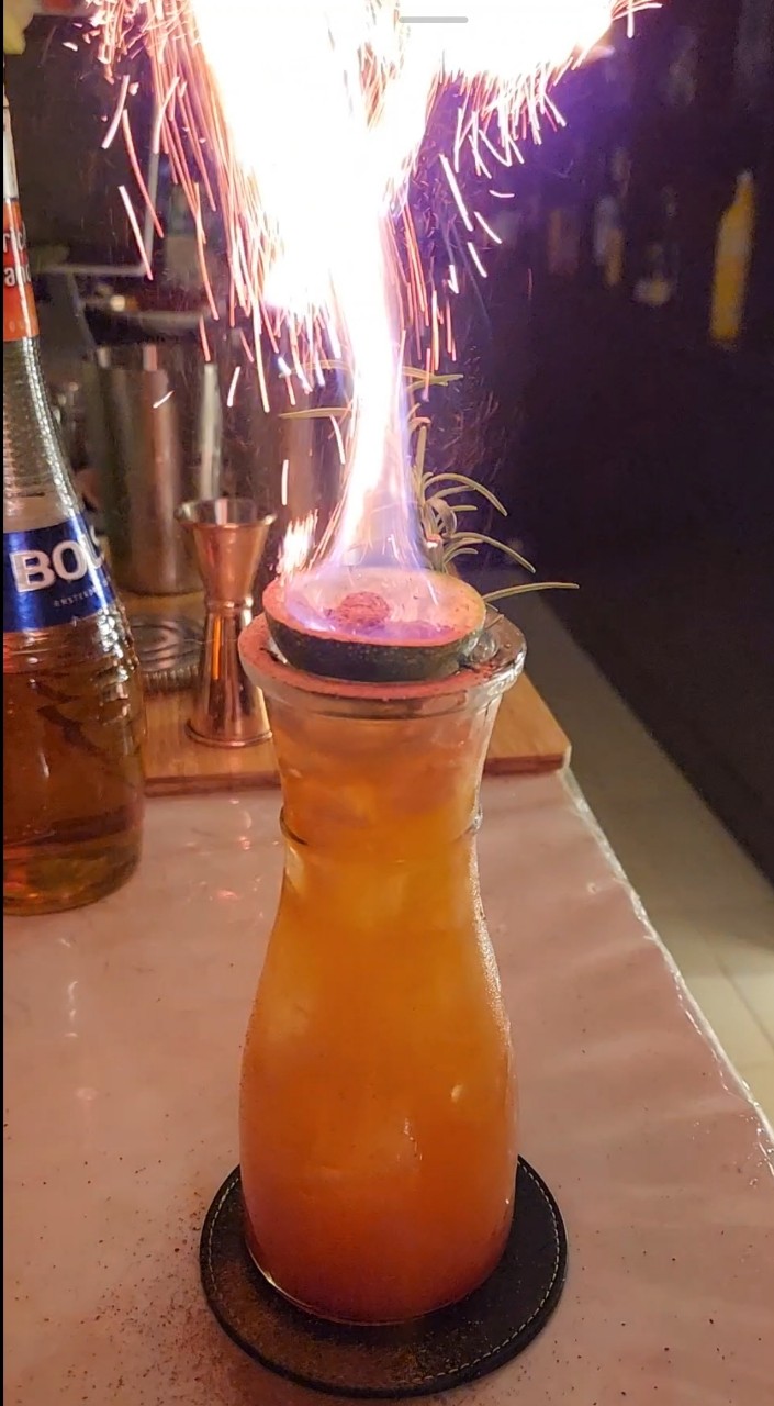 Khóa học bartender du học sinh với ly cocktail hiệu ứng lóe lửa