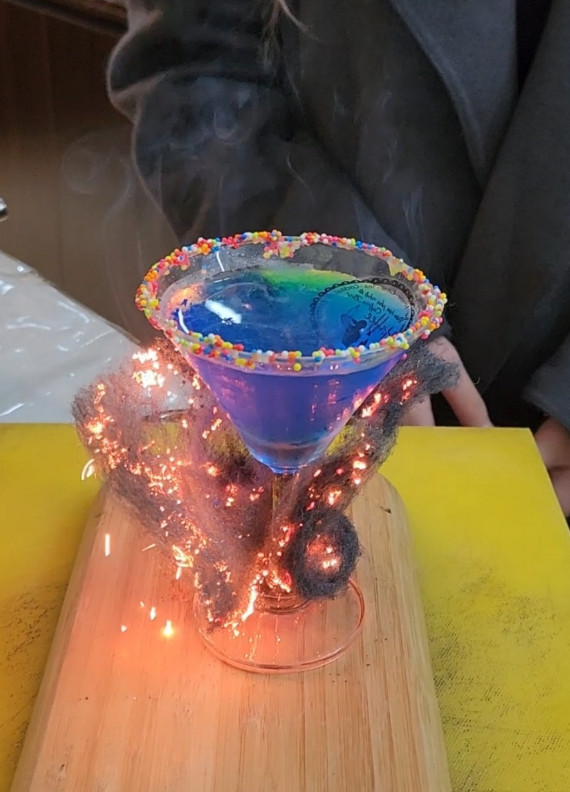 Học pha chế tại hà nội với món cocktail đốt lửa ở ngoài ly