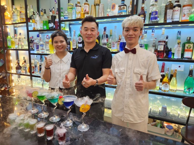 Học pha chế rượu, cocktail với các bạn đam mê rượu