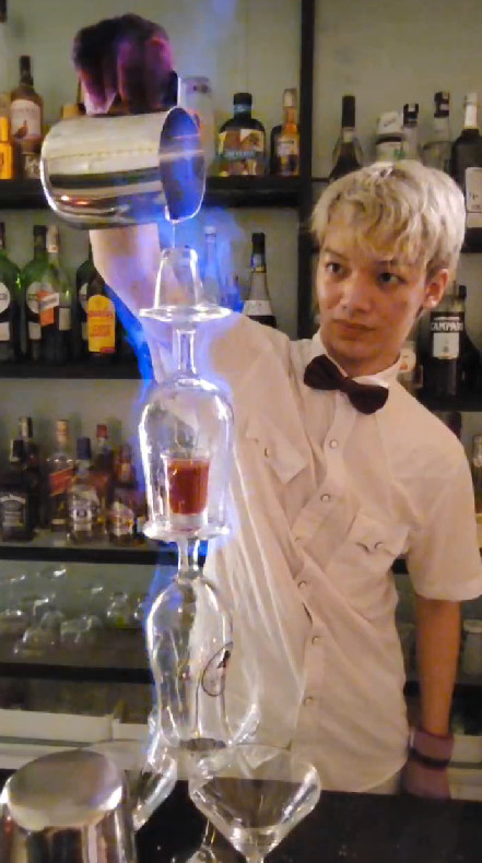 HỌc bartender tại hà nội với bài đốt lửa ly xếp tầng