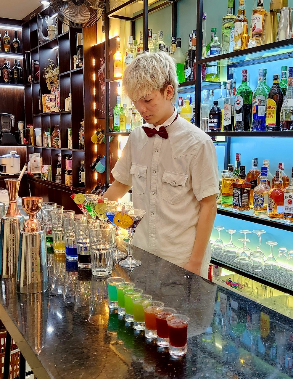 Học pha chế cocktail, với các loại cocktail khói và cocktail rainbow