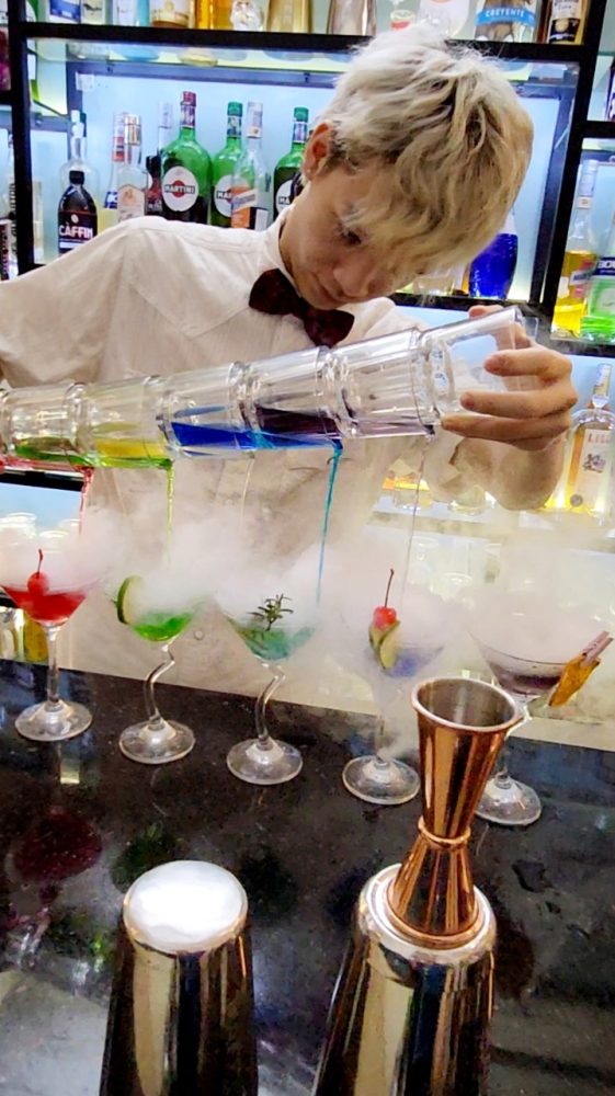 trong Khóa Học đào tạo bartender, hướng dẫn cách pha cocktail khói