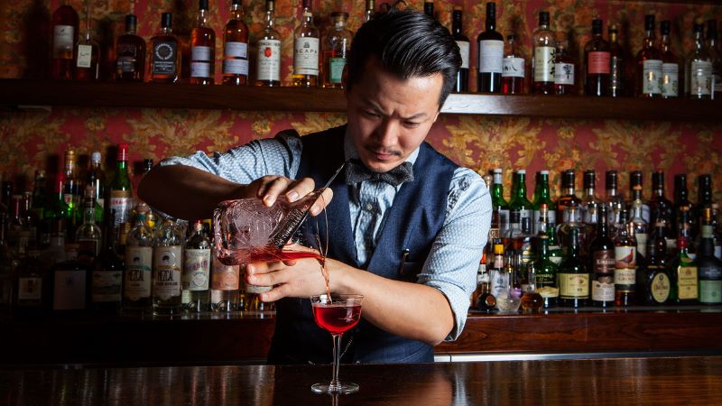 Nghề Bartender mang đến nhiều lựa chọn việc làm, từ phụ bar đến quản lý hoặc kinh doanh riêng