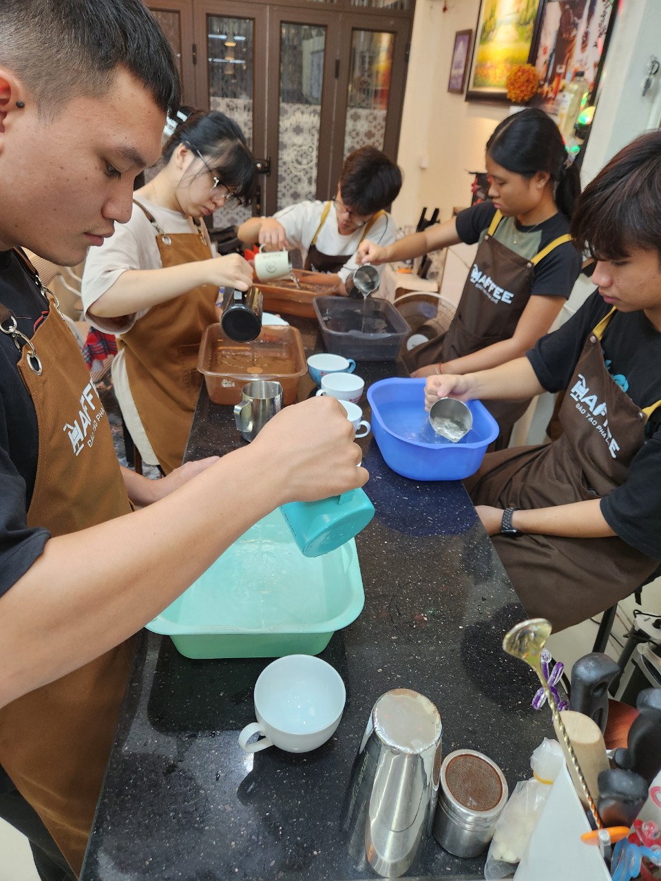 Học viên Barista tập trung tạo hình Latte Art cơ bản nâng cao