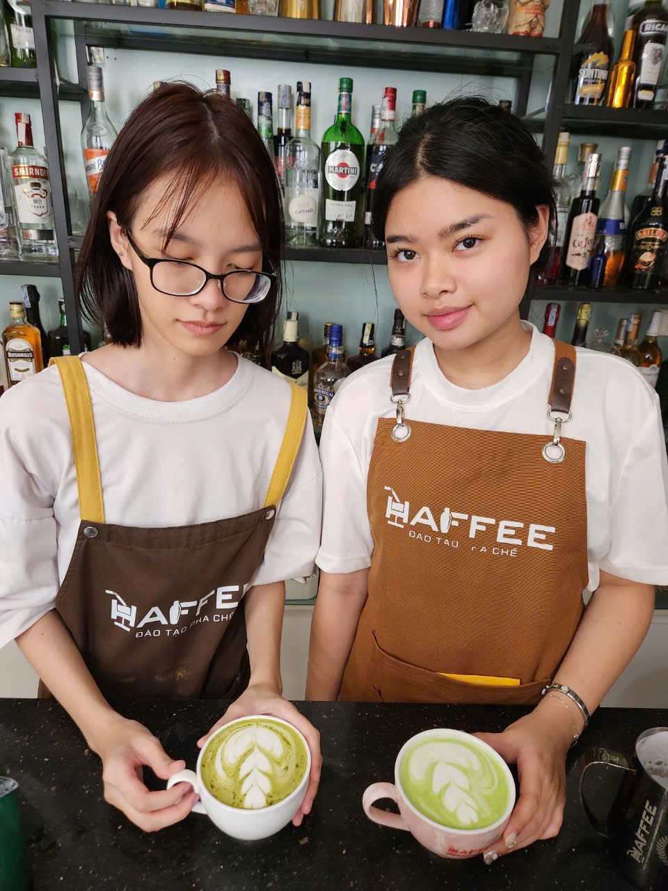 Học viên lớp Barista cà phê máy vừa hoàn thành món latte matcha art