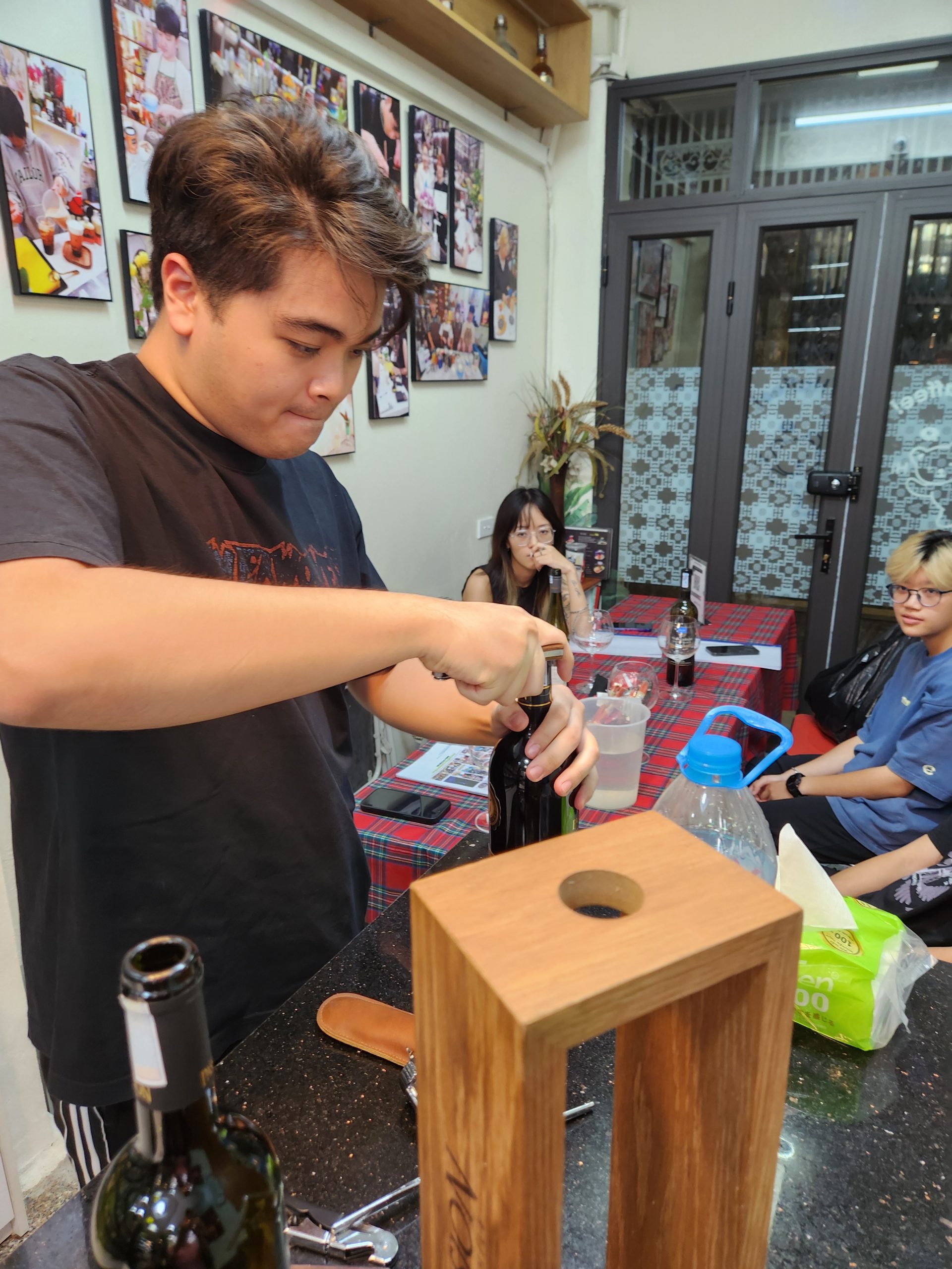 Người đã lớn tuổi có thể học thực hành pha chế bartender được không?