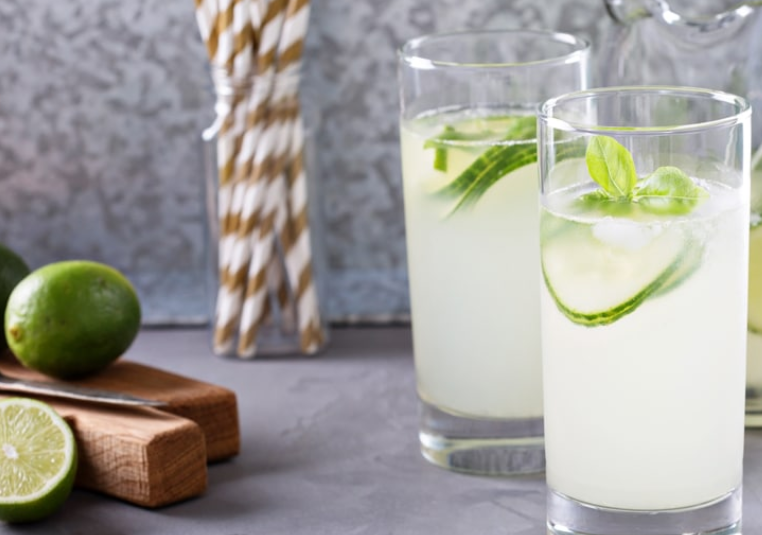 Mocktail Cucumber Cooler trang trí đơn giản bằng những lát dưa chuột mỏng