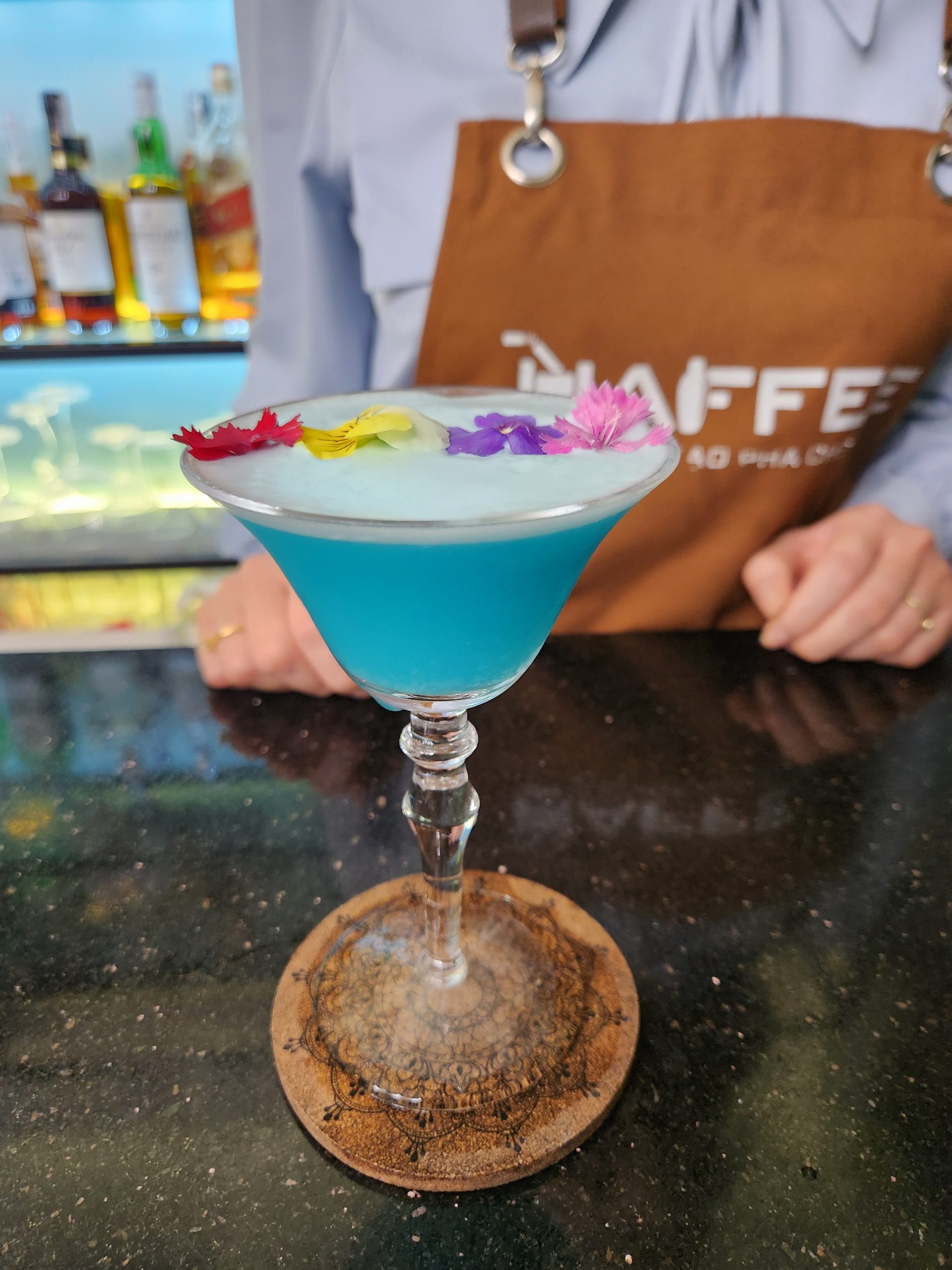 Blue Lady mocktail thơm mát với màu xanh nổi bật