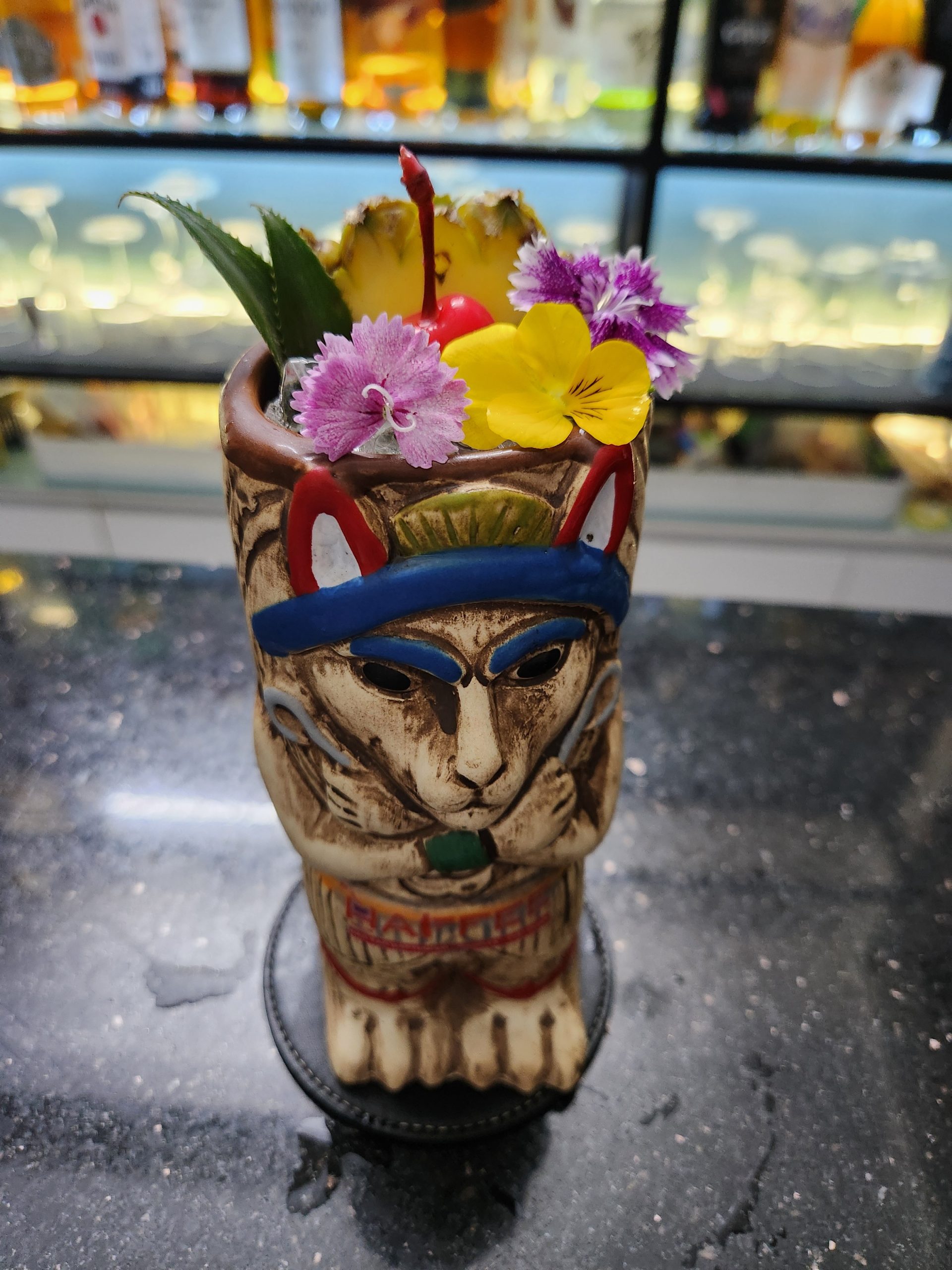 Pina Colada là một tropical cocktail nổi tiếng, kết hợp vị ngọt béo của dừa và dứa, đậm chất nhiệt đới.
