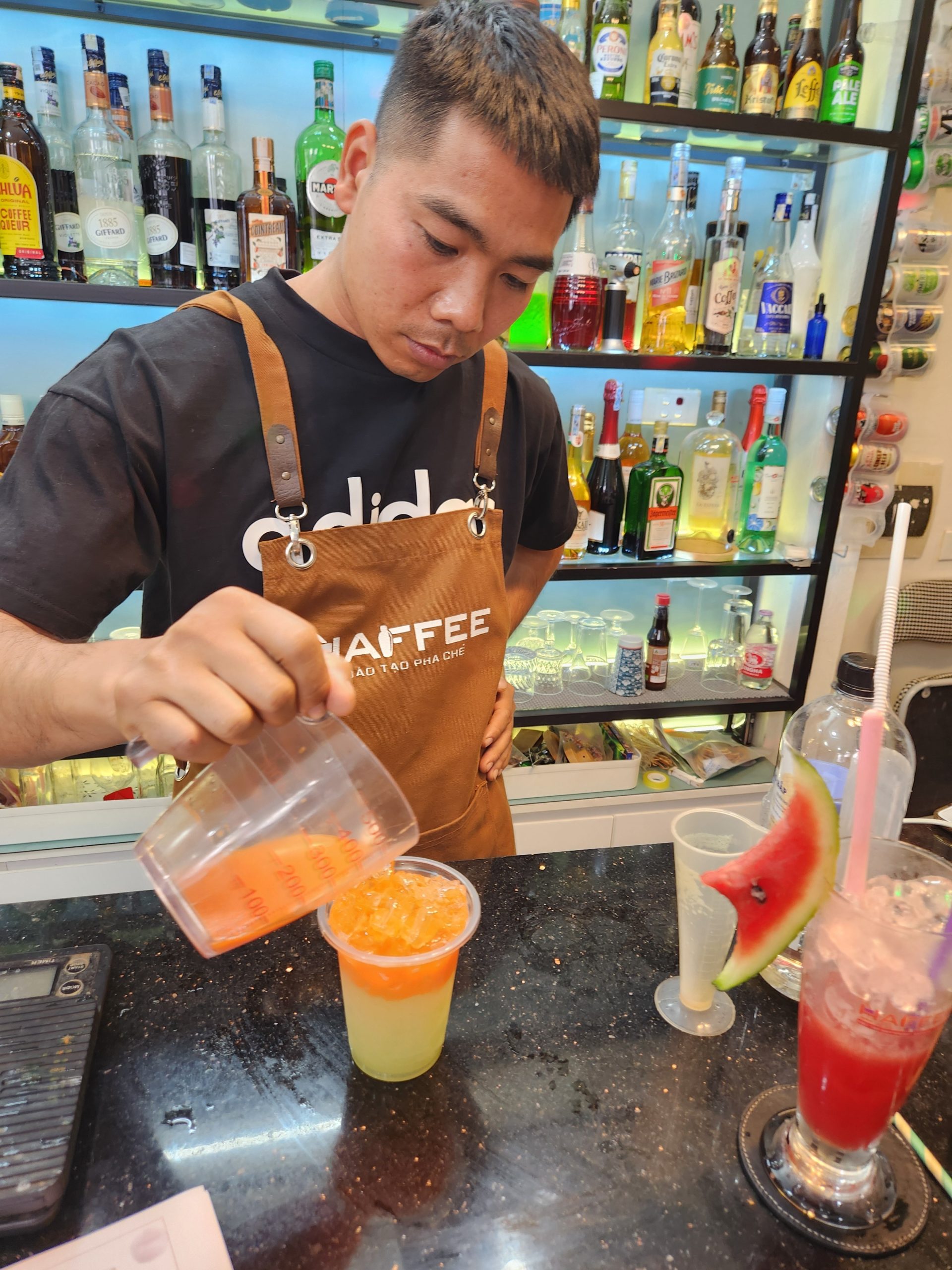 Thực hành pha chế đồ uống tại Haffee, học cách kết hợp nguyên liệu và bảo quản đúng cách.