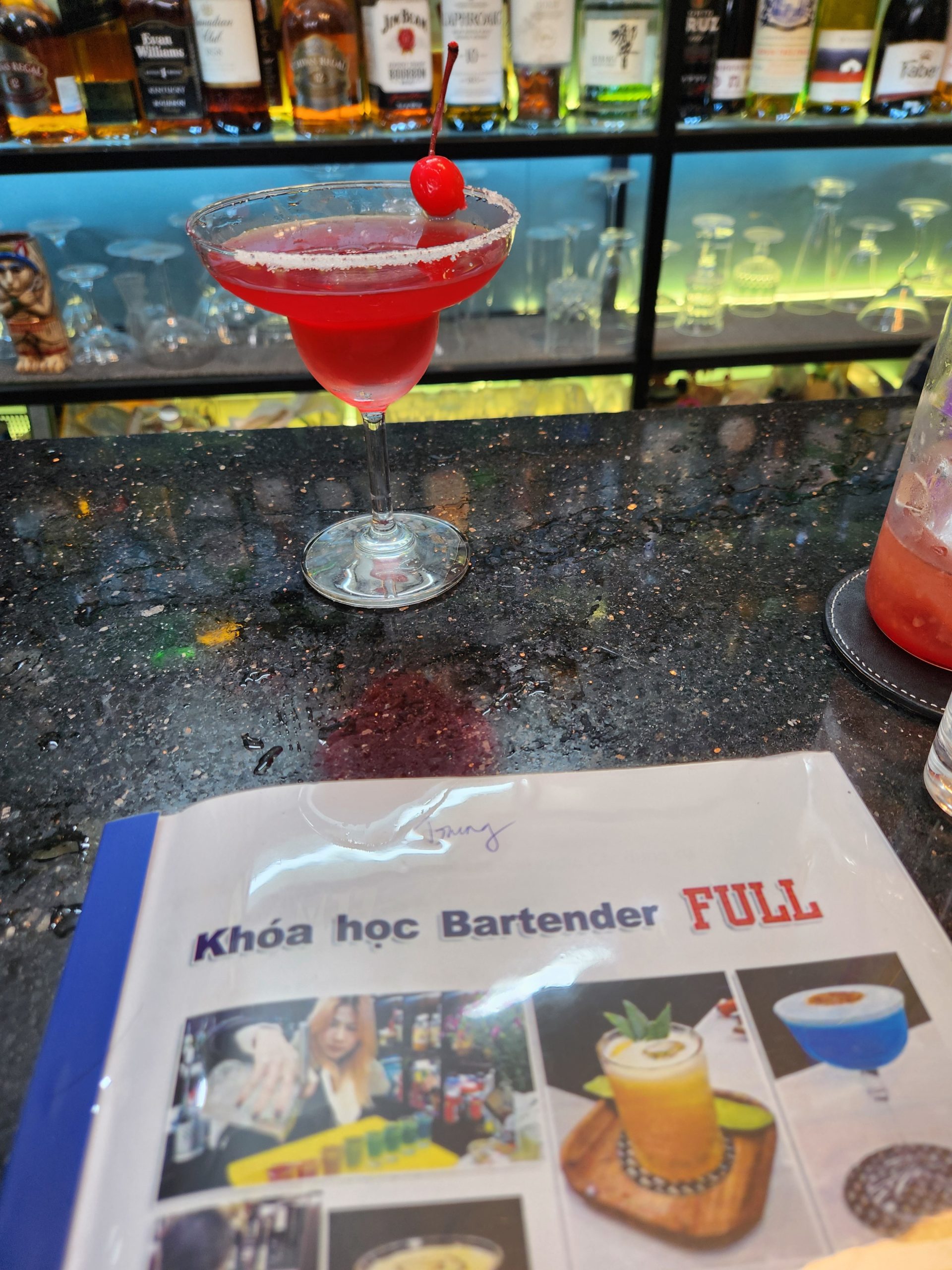 Tìm hiểu về rượu, các loại cocktail là những kiến thức cơ bản được học trong những lớp học pha chế rượu