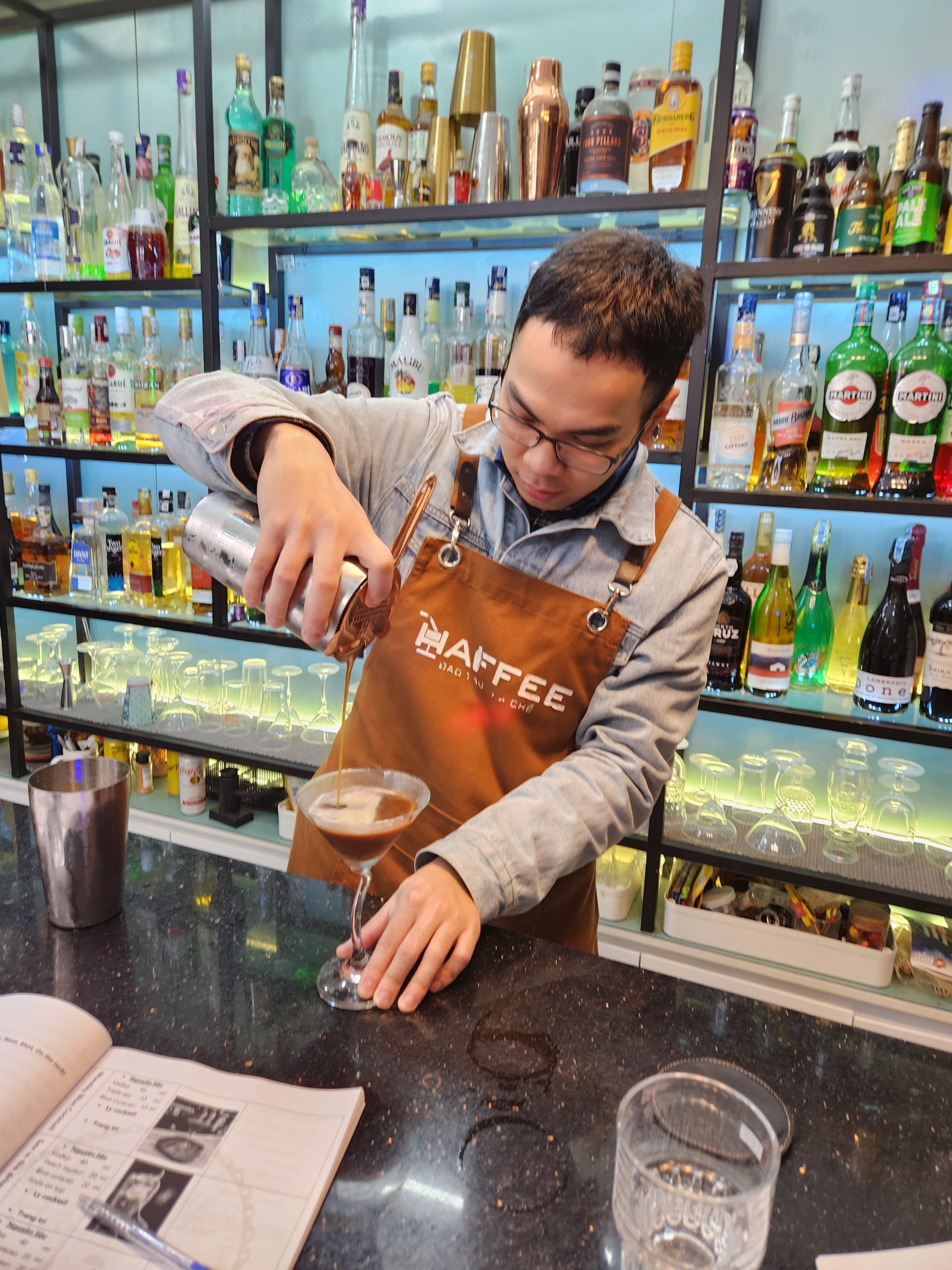 Nâng tầm kỹ năng pha chế với các lớp học bartender chuyên nghiệp