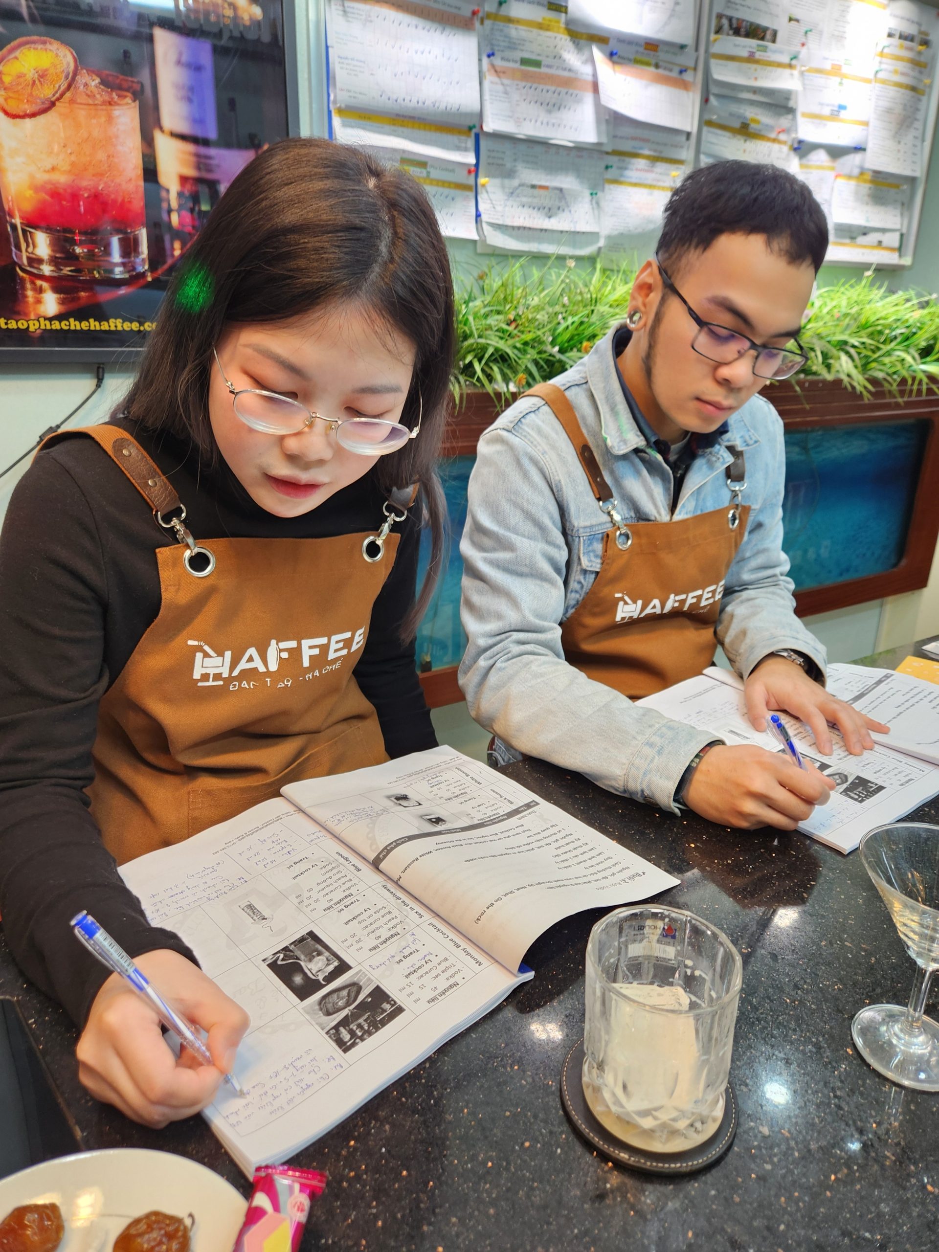 Buổi học lý thuyết của học viên lớp Bartender Full tại Haffee