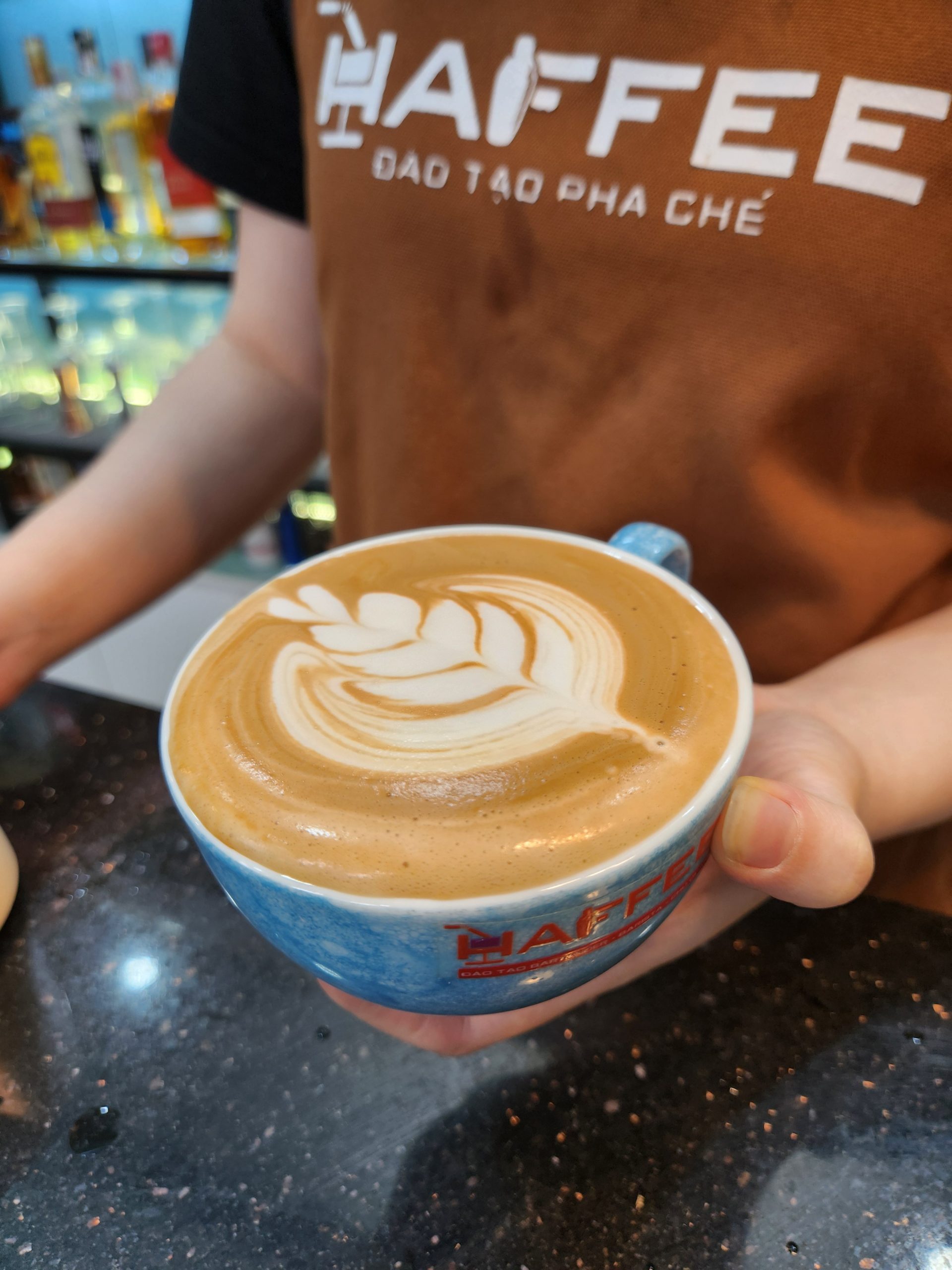 Ly Flat White với lớp crema mịn màng và bọt sữa mỏng nhẹ.