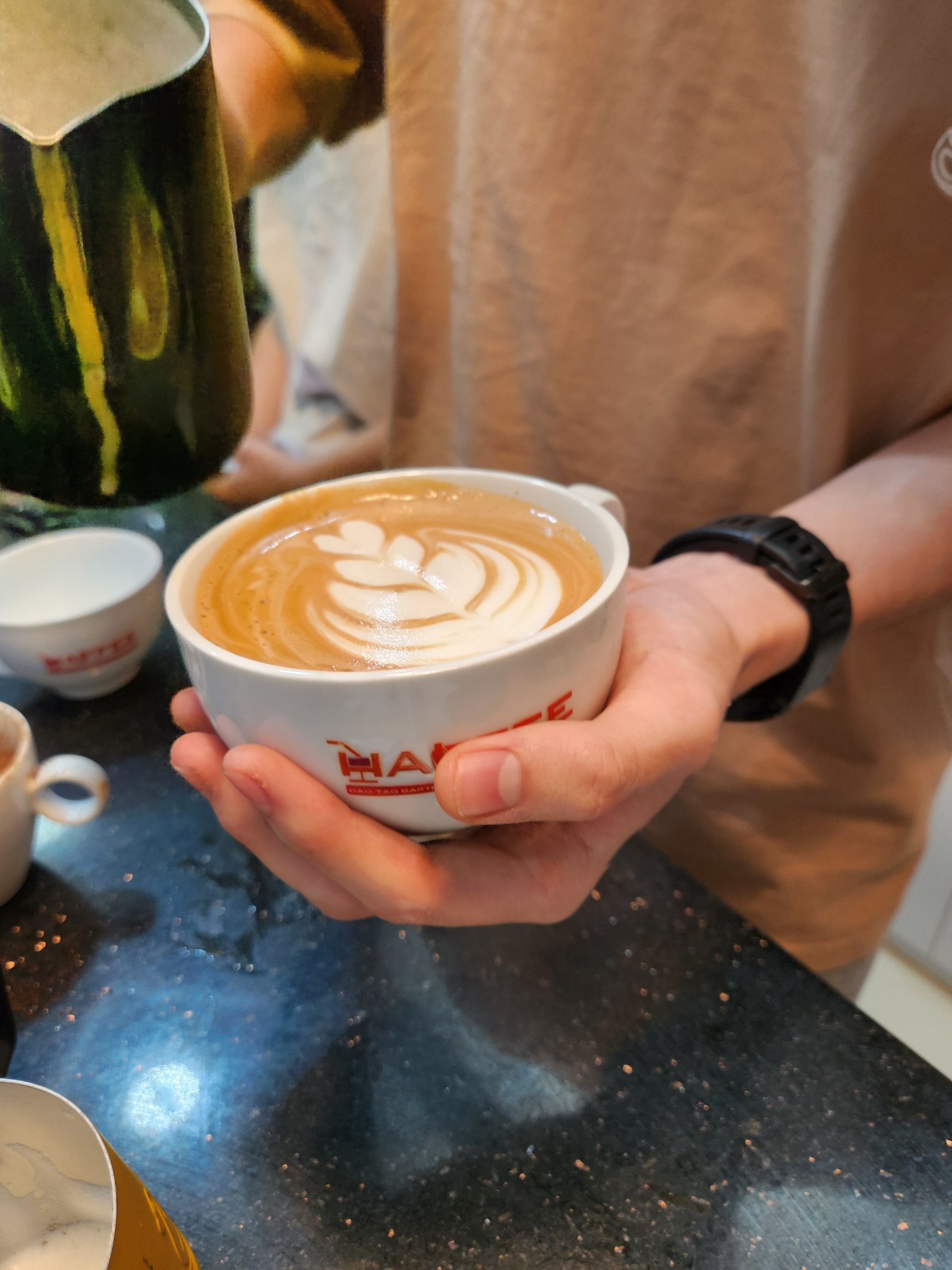 Chỉ từ 5–9 triệu, bạn đã có thể sở hữu kỹ năng barista và tự tin đi làm ngay khi sang.