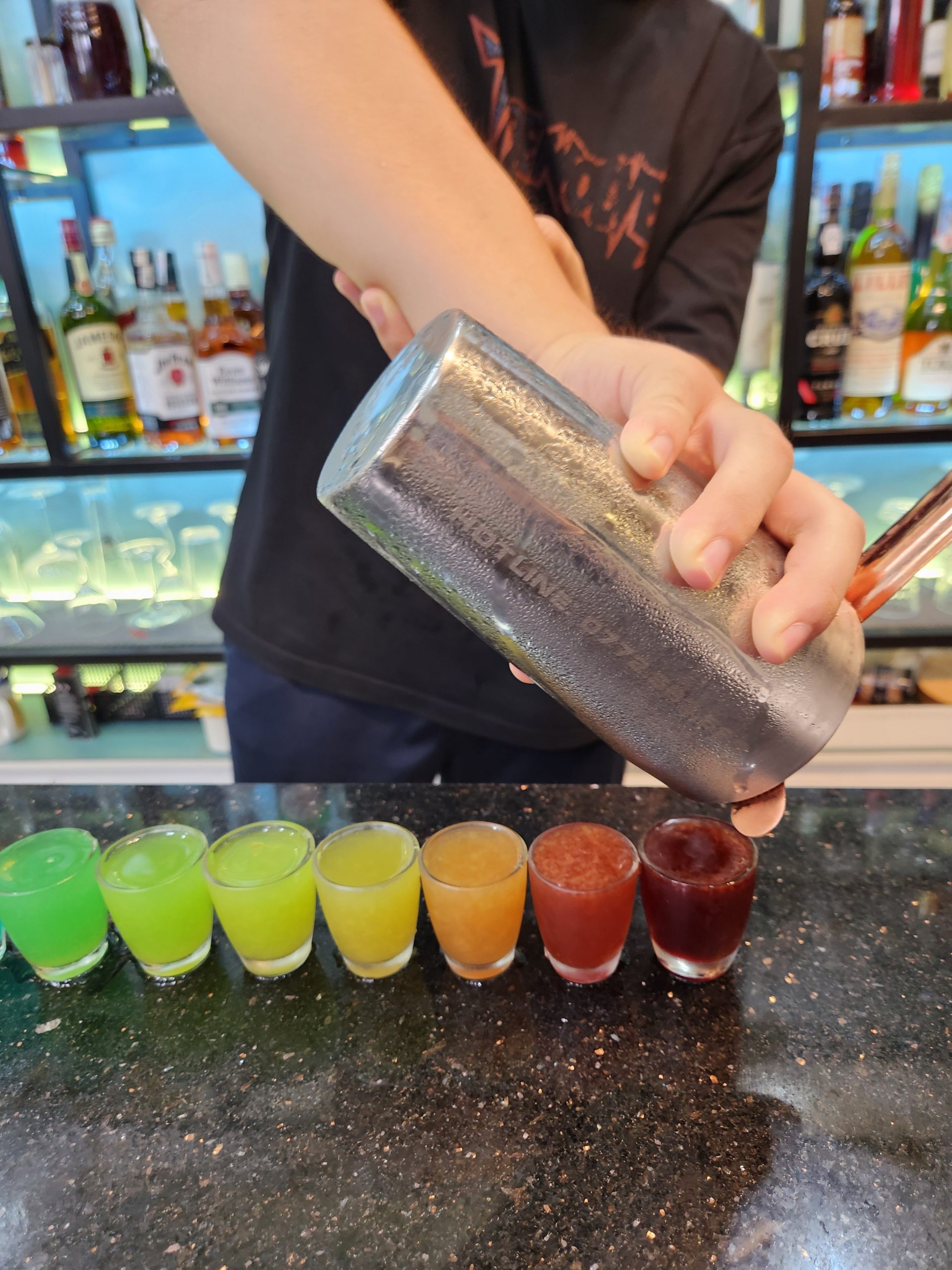 Dãy Cocktail Rainbow shot rực rỡ, mỗi ly một sắc màu cuốn hút.