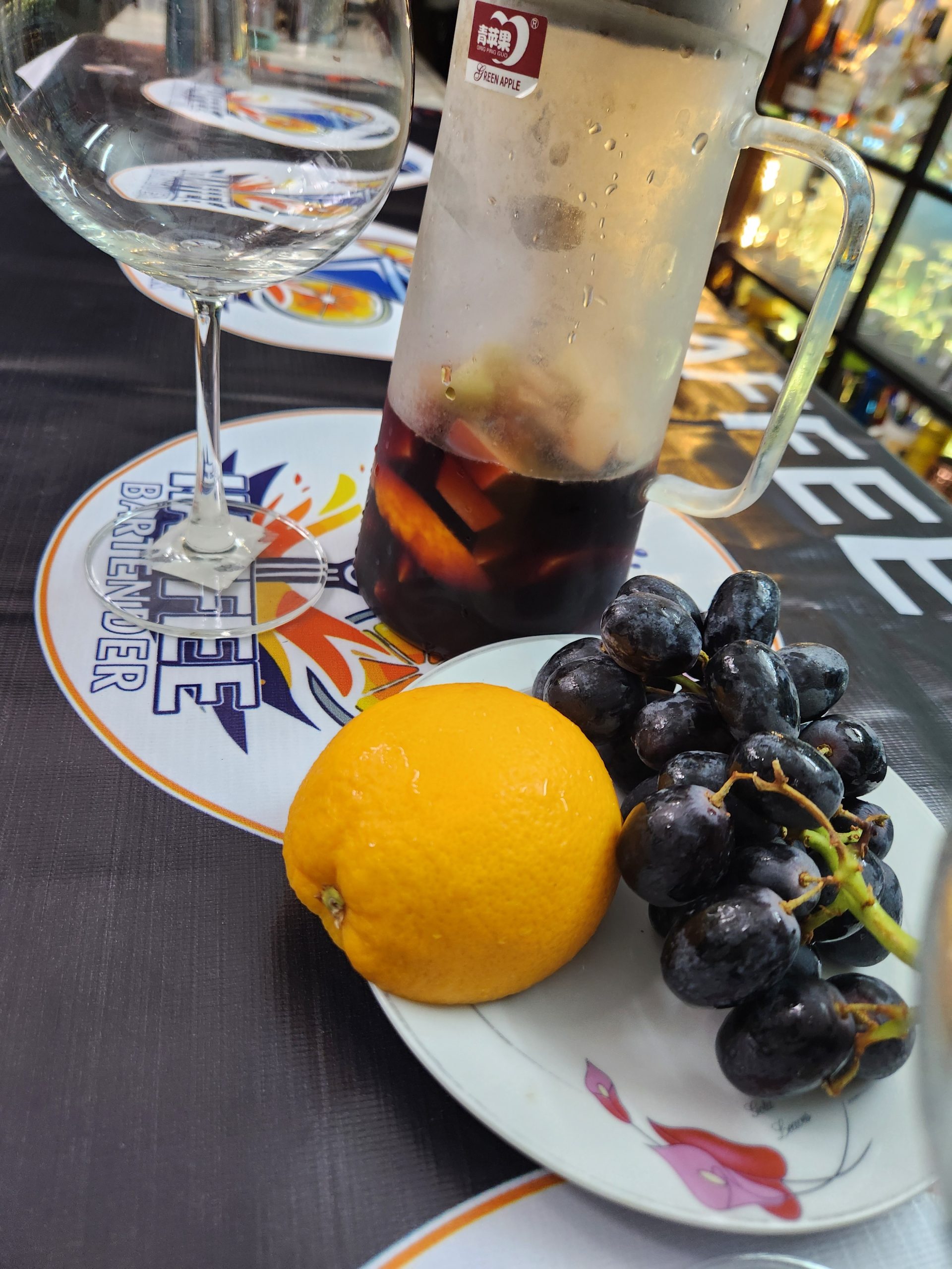 Chuẩn bị đầy đủ rượu vang, trái cây tươi, siro, soda và đá viên để pha Cocktail Rượu Vang trái cây thơm ngon