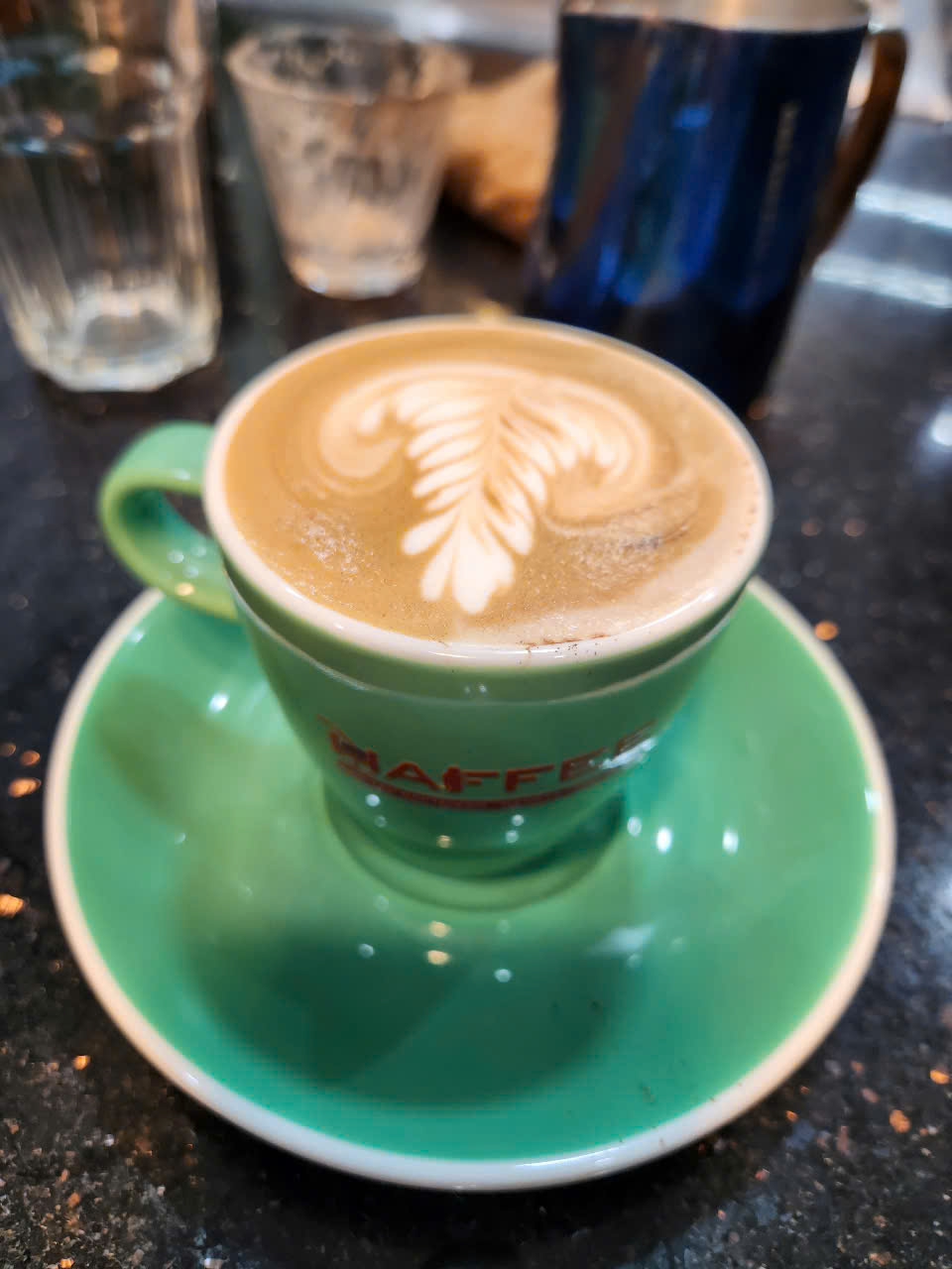 Cappuccino là cà phê Ý đặc trưng với lớp bọt sữa bồng bềnh và hương vị cân bằng