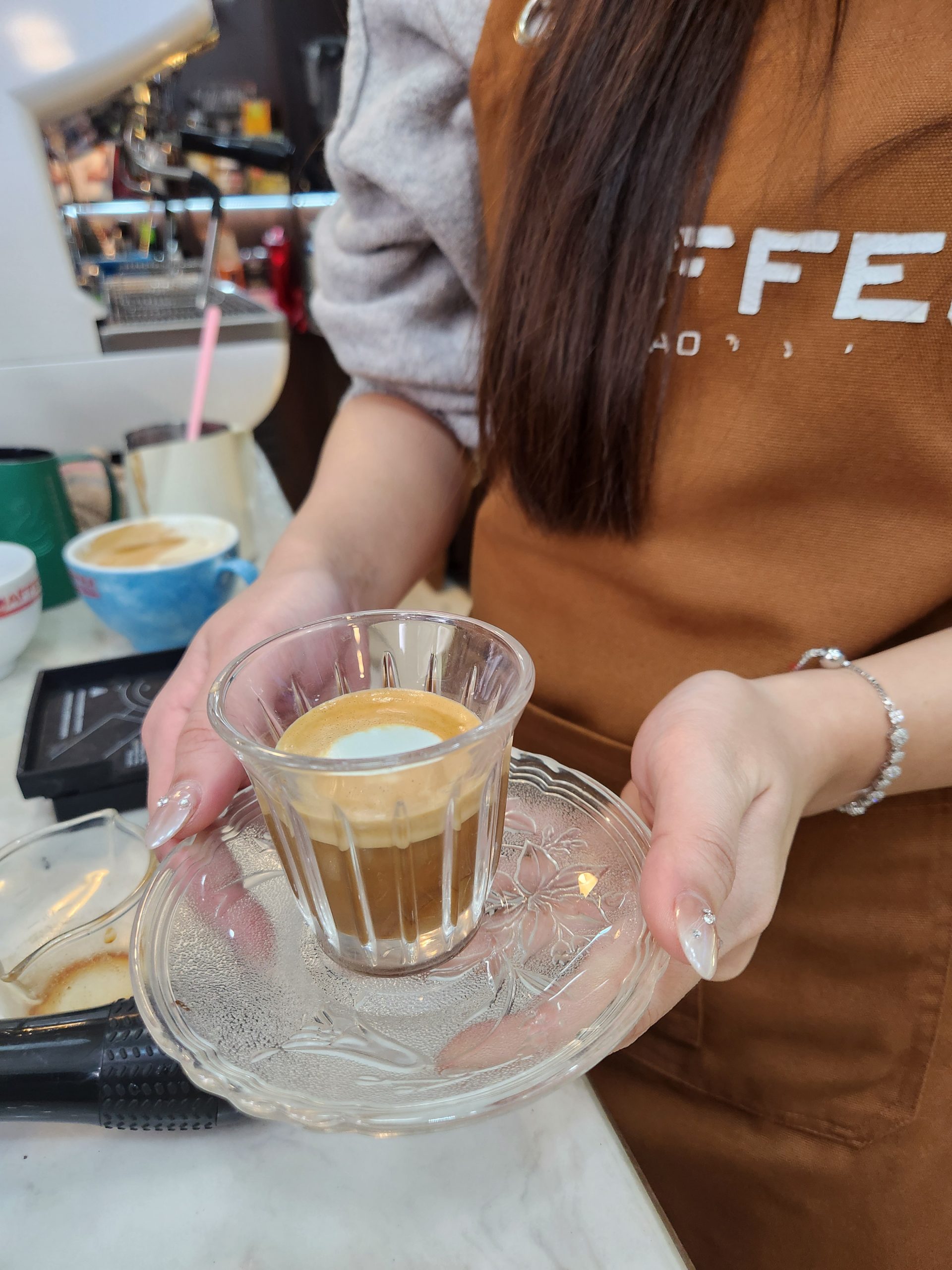 Long Macchiato là ly cà phê đậm đà, được làm dịu nhẹ bằng một chút sữa