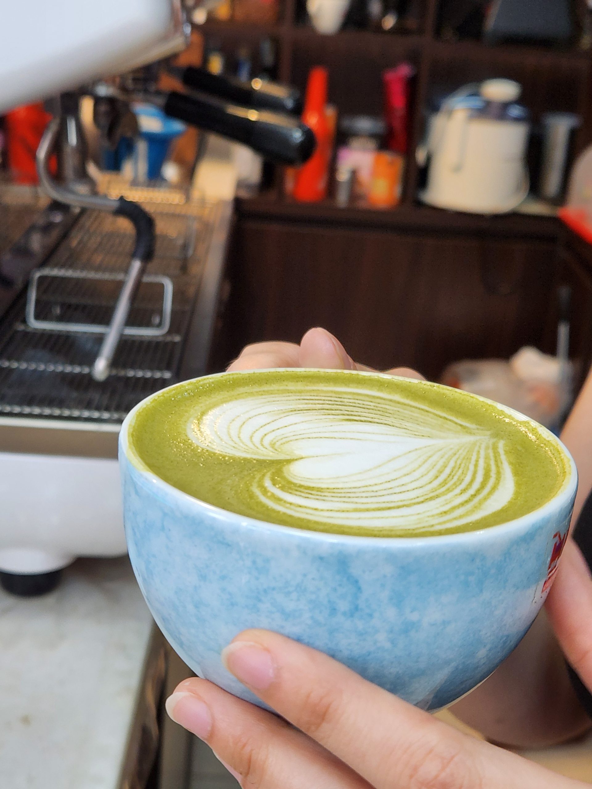 Matcha Latte là sự hòa quyện dịu nhẹ giữa bột trà xanh và sữa, thanh mát và đầy năng lượng