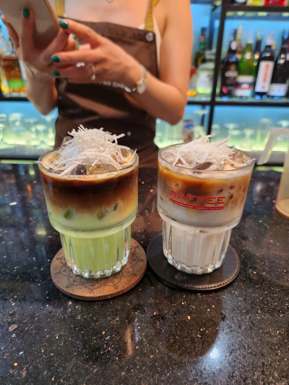 Cà phê lá dứa nổi bật với hương thơm dịu nhẹ, hòa quyện giữa vị đắng espresso và vị ngọt mát của lá dứa, tạo nên thức uống độc đáo và hot trend năm 2025