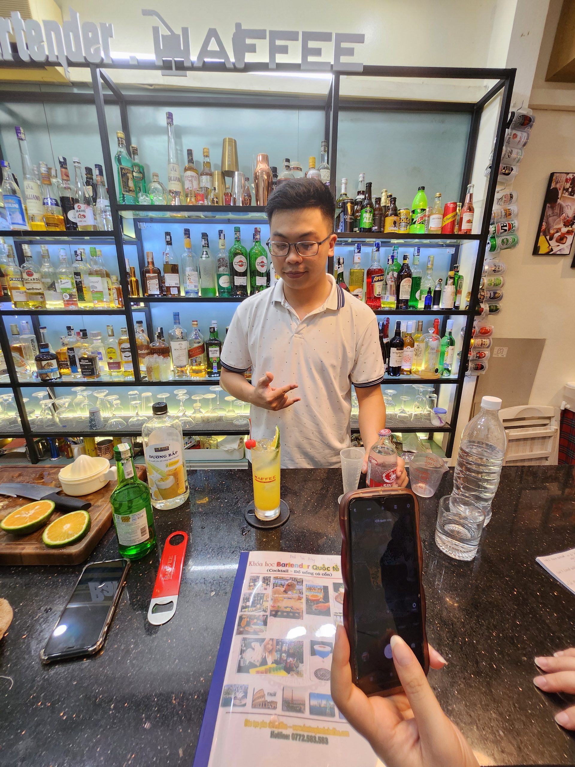 Haffee là nơi lý tưởng để học pha chế cocktail, với lộ trình thực hành và giảng viên chuyên nghiệp.
