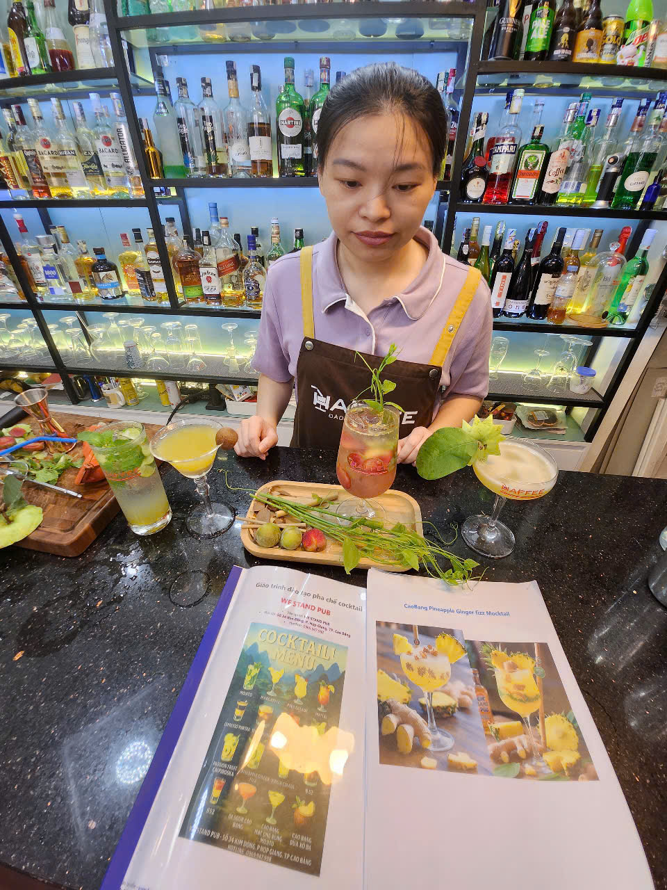 Haffee hướng dẫn học viên tạo cocktail đậm chất quê hương từ nguyên liệu bản địa.