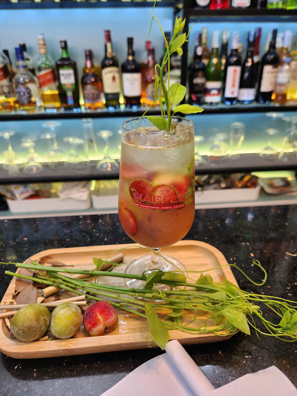 Sangria mận tam hoa – sự kết hợp quyến rũ giữa rượu vang châu Âu và hương vị vùng cao Việt Nam.