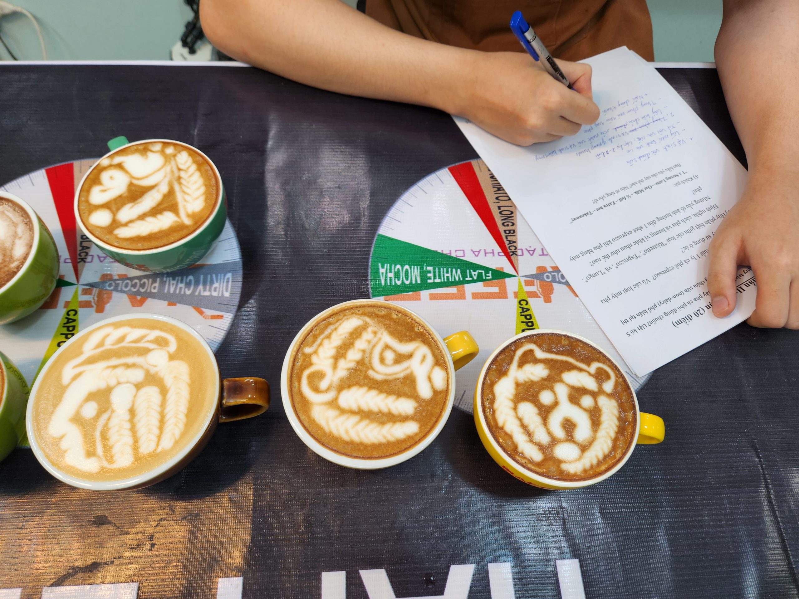 Hai buổi cuối của Khóa học chuyên sâu free pour latte art giúp học viên hoàn thiện kỹ thuật đổ hình, luyện thi đấu và nhận chứng chỉ chính thức từ Haffee.