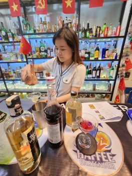 Học viên Haffee tập trung pha chế cocktail trong buổi học trải nghiệm rượu quốc tế.