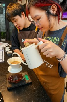 Chỉ với 2 buổi học, bạn sẽ thành thạo kỹ thuật hand brew chuẩn barista.