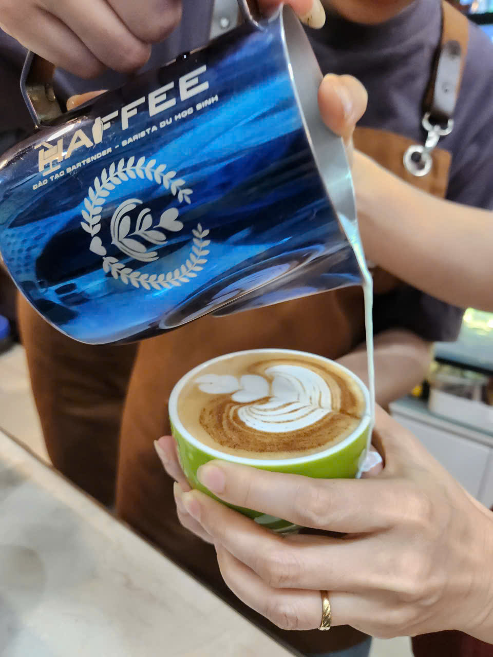 Bạn Chu Ngọc Wuppertal (Đức) thực hành thao tác rót tạo hình Latte Art đẹp mắt trên tách Cappuccino ở phần 2