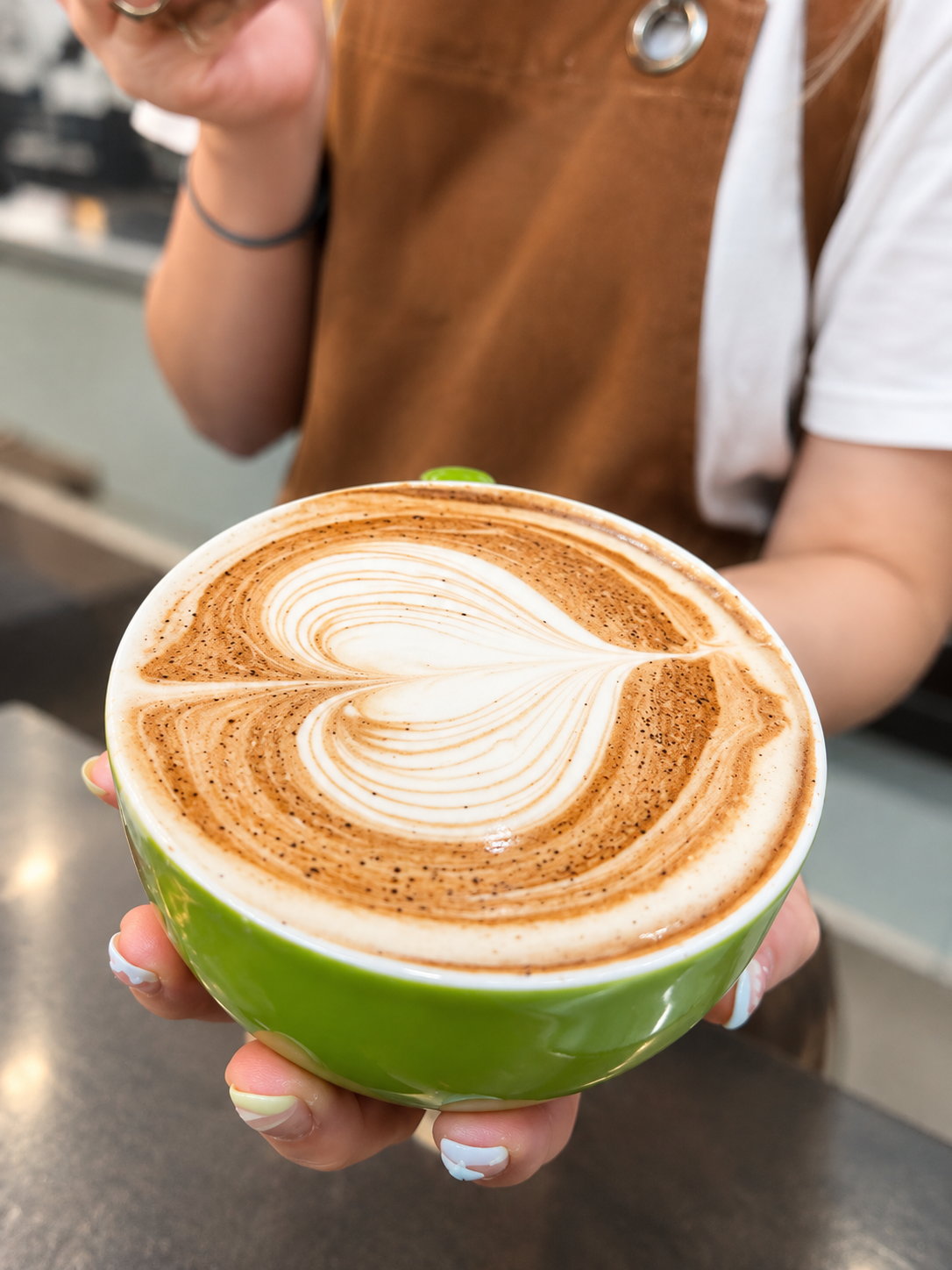 Ly Latte Art hình trái tim hoàn chỉnh do Mỹ Linh Hanover (Đức) thực hành ở phần 2