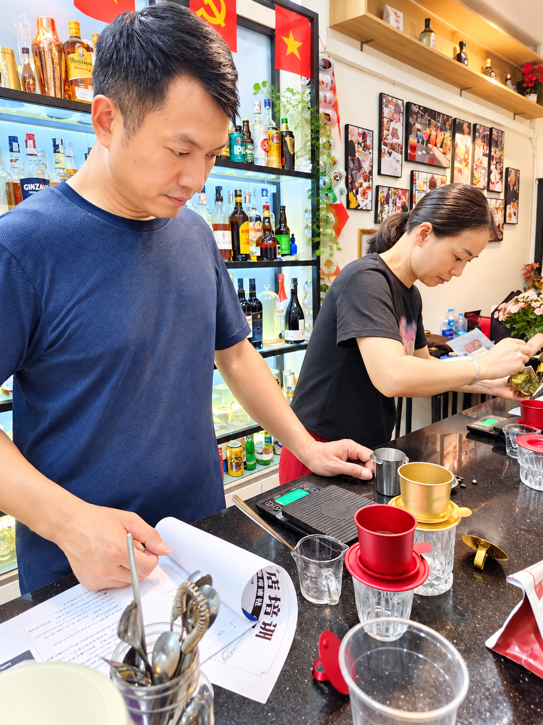 李新 và 张红 Thực hành đong đếm và pha chế cà phê phin truyền thống tại quầy