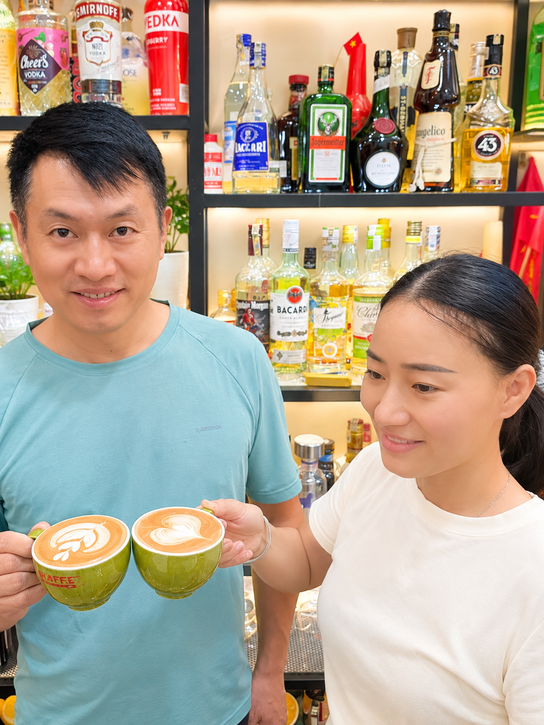 Hai bạn 李新 (Lý Tân) và 张红 (Trương Hồng) tự tay hoàn thiện và khoe thành phẩm cà phê Cappuccino trong phần 2